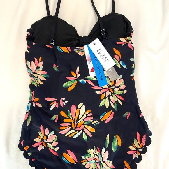 Scallop Detail - 1 Piece Swimsuit (NWT) & SPF 50 Sun Protection! - Picture 2 of 6